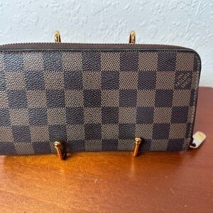 Louis Vuitton Damier
Zippy Wallet